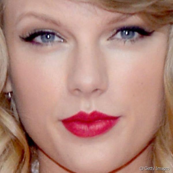 Taylor Swift combinou olhos delineados com batom vermelho de fundo rosado para participar do evento 2014 iHeartRadio Music Festival
